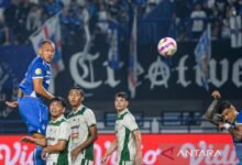 TUJUH TIM BERTARUNG UNTUK HINDARI ZONA DEGRADASI LIGA 1 INDONESIA PERSIB BANDUNG MELAWAN PSS SLEMAN 260425 RAI 6 2