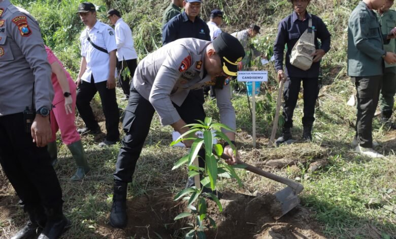 PEDULI LINGKUNGAN, POLRES BLITAR KOTA BERSAMA FORKOPIMDA TANAM POHON DI AREA BEKAS TAMBANG 1000219106