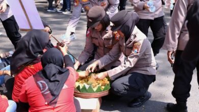 POLISI BERBAGI GORENGAN HINGGA BERSIHKAN SAMPAH USAI AKSI MAYDAY DI KOTA MALANG, NETIZEN: INI BARU HUMANIS 1000219863