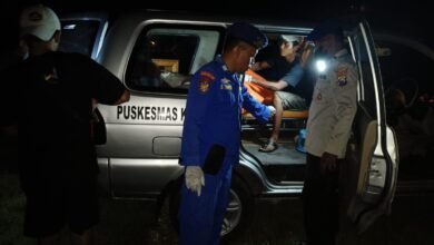 DUA HARI DILAKUKAN PENCARIAN POLISI BERHASIL EVAKUASI NELAYAN YANG HILANG DI PERAIRAN LAMONGAN 1000221654