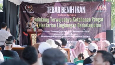 KOLABORASI POLISI BERSAMA PWI JAGA KELESTARIAN LINGKUNGAN DAN KETAHANAN PANGAN TEBAR BENIH IKAN DI SUNGAI JOMBANG 1000224173