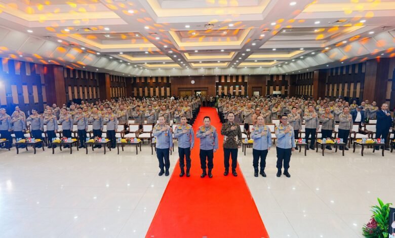 TUTUP RAKERNIS SSDM DAN SLOG, KAPOLRI KOMITMEN DUKUNG PROGRAM PEMERINTAH 1000225046