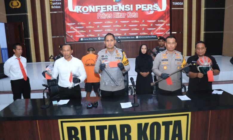 POLRES BLITAR KOTA BERHASIL UNGKAP KASUS PENCURIAN DI 21 TKP TIGA TERSANGKA DIAMANKAN 1000227603