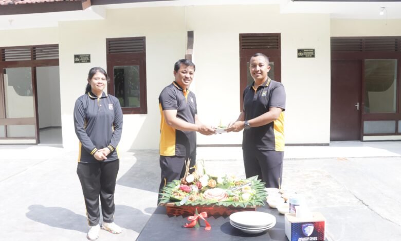 POTONG TUMPENG WARNAI TASYAKURAN BEDAH RUMAH DINAS PEJABAT POLRES KEDIRI KOTA 1000228005