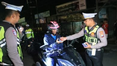 TIDAK HANYA RAZIA, POLRES BANGKALAN BERI HADIAH BAGI PENGENDARA MOTOR TAAT BERLALU LINTAS 1000228530