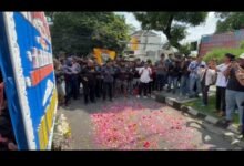 AKSI TABUR BUNGA, MENUNTUT KEADILAN,WARGA PSHT GERUDUK PENGADILAN NEGERI KABUPATEN KEDIRI 1000228690