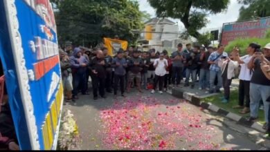 AKSI TABUR BUNGA, MENUNTUT KEADILAN,WARGA PSHT GERUDUK PENGADILAN NEGERI KABUPATEN KEDIRI 1000228690