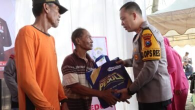 SAMBUT HARI BHAYANGKARA KE-79 POLRES TULUNGAGUNG DAN BHAYANGKARI GELAR BAKSOS DAN TANAM MANGROVE 1000230027