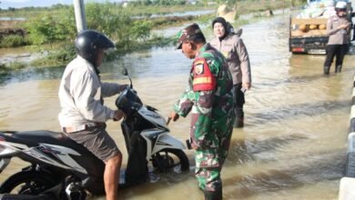 TANGGAP BENCANA, POLISI DAN TNI BANTU EVAKUASI WARGA TERDAMPAK BANJIR DI SUMENEP 1000230028