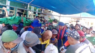 TIM SAR GABUNGAN POLRES PROBOLINGGO BERHASIL TEMUKAN ABK DI PERAIRAN GILI KETAPANG PASCA 3 HARI HILANG 1000230029