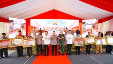 HADIRI GROUND BREKING ASRAMA POLRESTA SAMARINDA KAPOLRI BAGIKAN SUMUR BOR - SEMBAKO KE WARGA 1000231142