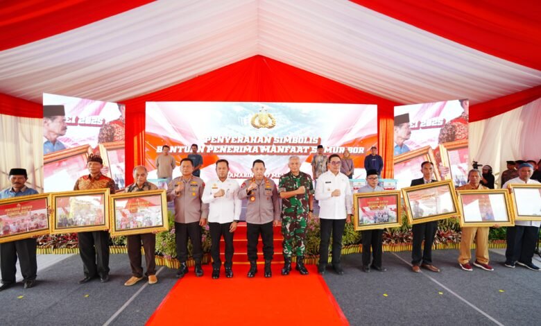 HADIRI GROUND BREKING ASRAMA POLRESTA SAMARINDA KAPOLRI BAGIKAN SUMUR BOR - SEMBAKO KE WARGA 5 HADIRI GROUND BREKING ASRAMA POLRESTA SAMARINDA KAPOLRI BAGIKAN SUMUR BOR - SEMBAKO KE WARGA 1000231142