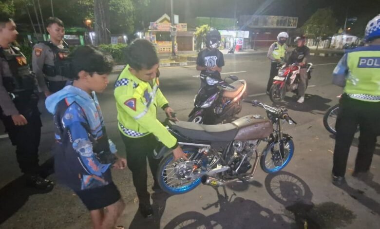 POLRES JEMBER AMANKAN BELASAN MOTOR TIDAK SESUAI SPEKTEK TERLIBAT BALAP LIAR 1000233074