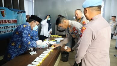TEGAS DAN BERSIH, 39 PEJABAT UTAMA POLRESTA MALANG KOTA JALANI TES URINE USAI UPACARA KEBANGKITAN NASIONAL 1000233898