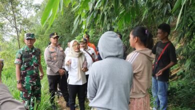 KOLABORASI, POLRES KEDIRI KOTA BERSAMA PEMKAB TANGANI BENCANA BANJIR DI MOJO 1000234463