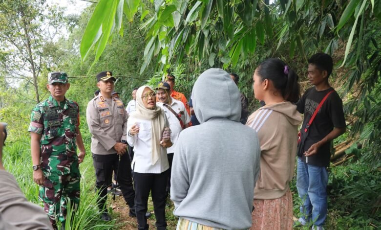 KOLABORASI, POLRES KEDIRI KOTA BERSAMA PEMKAB TANGANI BENCANA BANJIR DI MOJO 1000234463