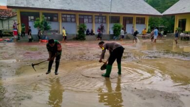 GOTONG ROYONG POLISI DAN TNI BERSAMA WARGA BERSIHKAN SISA METERIAL BANJIR DI TUBAN 1000237454