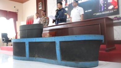 POLRES MOJOKERTO KOTA BONGKAR 2 ARENA SABUNG AYAM AMANKAN 5 ORANG DIAMANKAN 1000239969