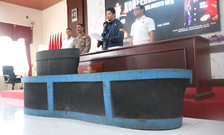 POLRES MOJOKERTO KOTA BONGKAR 2 ARENA SABUNG AYAM AMANKAN 5 ORANG DIAMANKAN 9 POLRES MOJOKERTO KOTA BONGKAR 2 ARENA SABUNG AYAM AMANKAN 5 ORANG DIAMANKAN 1000239969