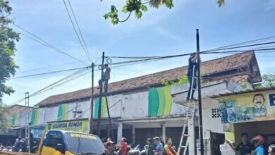GERAK CEPAT, DPUPR KOTA KEDIRI KUMPULKAN PEMILIK PROVIDER DAN TERTIBKAN KABEL FIBER OPTIK IMG 20250501 WA0001