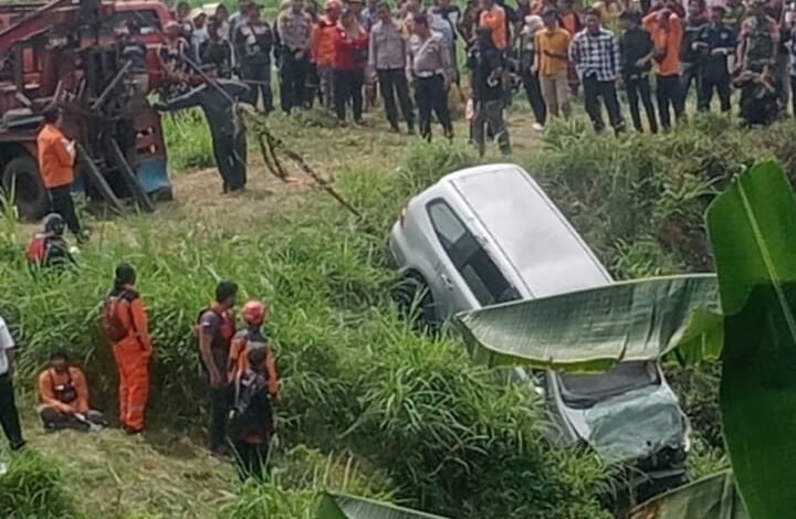 KECELAKAAN TRAGIS DI NGANJUK: NISSAN GRAND LIVINA TERJUN KE SUNGAI. IMG 20250502 WA0059