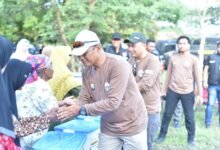 SAMBUT HARI BHAYANGKARA KE-79, KAPOLDA JATIM SAFARI KAMTIBMAS SALURKAN BANSOS UNTUK WARGA PESISIR SITUBONDO 1000242612