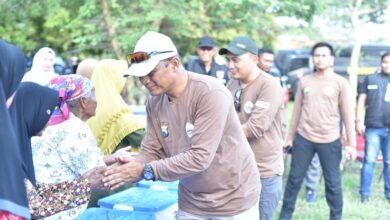 SAMBUT HARI BHAYANGKARA KE-79, KAPOLDA JATIM SAFARI KAMTIBMAS SALURKAN BANSOS UNTUK WARGA PESISIR SITUBONDO 1000242612