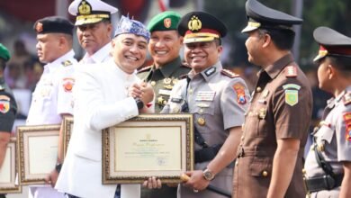 KAPOLRESTABES SURABAYA TERIMA PENGHARGAAN DI HJKS KE-732 WUJUD DEDIKASI JOGO SUROBOYO 1000243341