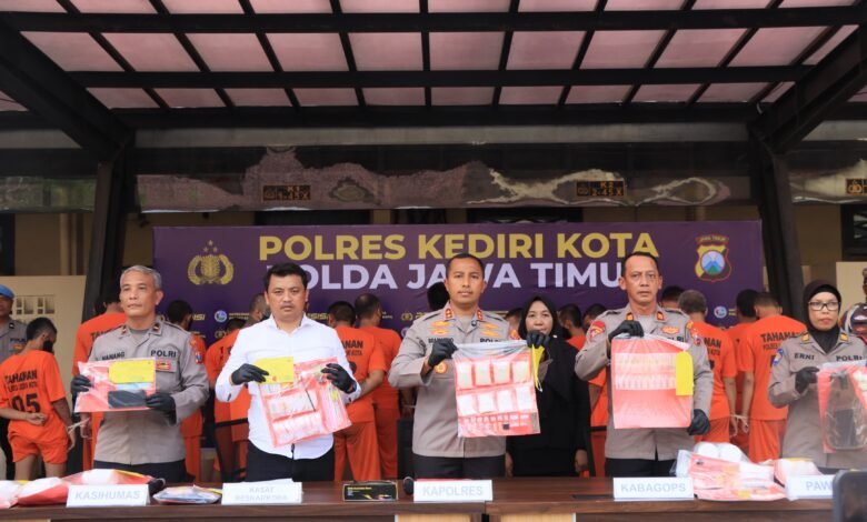 BERANTAS NARKOBA POLRES KEDIRI KOTA BERHASIL AMANKAN PULUHAN TERSANGKA 1000243705