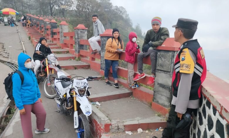 POLRES PASURUAN PERTEBAL PENGAMANAN DI DUA JALUR WISATA SAAT LIBUR PANJANG IDUL ADHA 1000247017