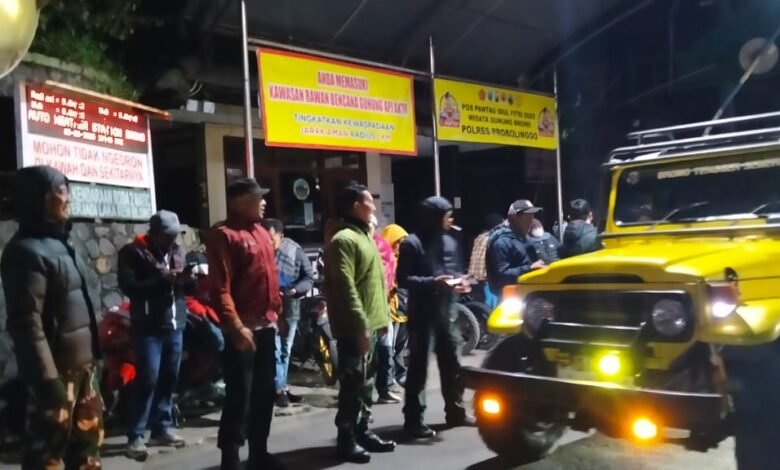 POLRES PROBOLINGGO TINGKATKAN PATROLI DAN PENGAMANAN DI GUNUNG BROMO SAAT LIBUR IDUL ADHA 2025 1000247020