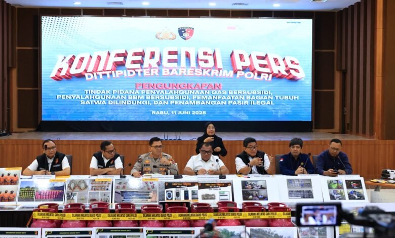 BARESKRIM POLRI UNGKAP 5 KASUS BESAR PENYALAHGUNAAN BBM DAN GAS SUBSIDI DI BERBAGAI DAERAH 1000250367