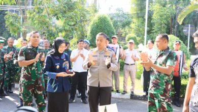 SURPRISE ULANG TAHUN PENUH HARU UNTUK WALI KOTA KEDIRI DARI TNI-POLRI 1000250888