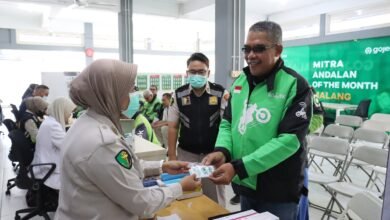 SENYUM CERIA DRIVER OJOL DAPAT LAYANAN KESEHATAN GRATIS DARI POLRESTA MALANG KOTA JELANG HARI BHAYANGKARA KE -79 1000252456