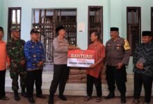 KAPOLRES KEDIRI KOTA BERIKAN BANTUAN MATERIAL PEMBANGUNAN MASJID DI TEMPUREJO PESANTREN 1000254864