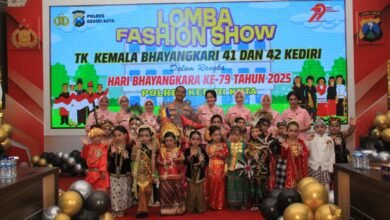 CERIA ANAK TK MERIAHKAN LOMBA FASHION SHOW HARI BHAYANGKARA KE-79 DI KEDIRI 1000256126