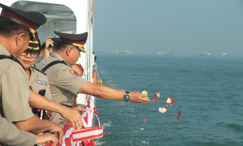 POLDA JATIM TABUR BUNGA DI LAUT KENANG SEMANGAT JUANG PAHLAWAN DI HARI BHAYANGKARA KE -79 1000260313