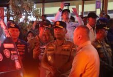 KAPOLDA JATIM DAMPINGI MENHUB, DAN KAKORPOLAIRUD TINJAU KORBAN KMP TUNU PRATAMA JAYA DI KETAPANG BANYUWANGI 1000267717