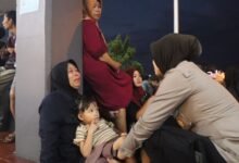 BERI TRAUMA HEALING, POLWAN POLRESTA BANYUWANGI DAMPINGI KORBAN SELAMAT KMP TUNU PRATAMA JAYA 1000267721