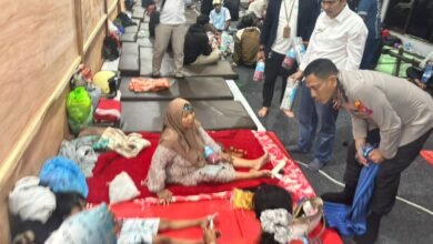 *POLRESTA BANYUWANGI DAN ASDP BERI PULUHAN SELIMUT DAN MATRAS DI POSKO KETAPANG UNTUK KELUARGA KORBAN KMP TUNU PRATAMA 1000268665