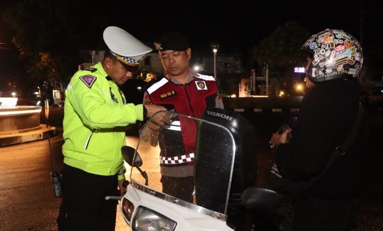 POLRES TUBAN INTENSIFKAN PATROLI MALAM PASTIKAN PENGESAHAN WARGA BARU PSHT AMAN 1000270024