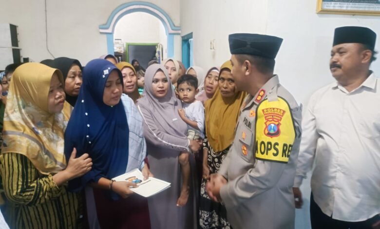 KAPOLRES PROBOLINGGO SAMBANGI RUMAH DUKA SAMPAIKAN BELA SUNGKAWA PADA KELUARGA KORBAN PENEMBAKAN DI PAPUA 1000276984