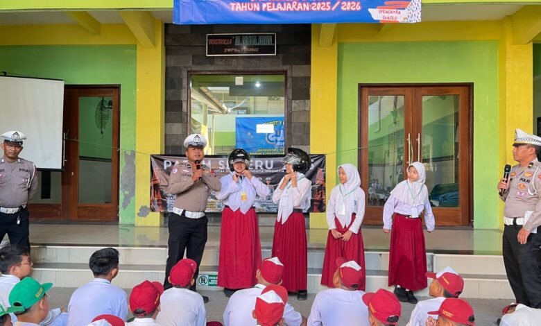 OPERASI PATUH SEMERU 2025, POLRES MOJOKERTO EDUKASI PELAJAR TERTIB LALIN DAN BERBAGI HELM GTATIS 8 OPERASI PATUH SEMERU 2025, POLRES MOJOKERTO EDUKASI PELAJAR TERTIB LALIN DAN BERBAGI HELM GTATIS 1000278006