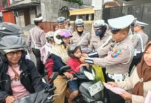 POLISI MENYAPA : OPERASI PATUH SEMERU 2025 POLRES JEMBER SEBAR BROSUR EDUKASI TERTIB LALIN BAGI PENGGUNA JALAN 1000278953