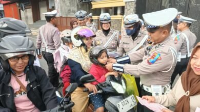 POLISI MENYAPA : OPERASI PATUH SEMERU 2025 POLRES JEMBER SEBAR BROSUR EDUKASI TERTIB LALIN BAGI PENGGUNA JALAN 1000278953
