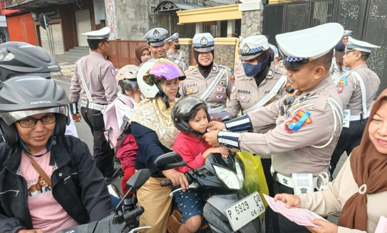 POLISI MENYAPA : OPERASI PATUH SEMERU 2025 POLRES JEMBER SEBAR BROSUR EDUKASI TERTIB LALIN BAGI PENGGUNA JALAN 1000278953