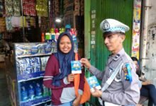 SATLANTAS KEDIRI KOTA PASANG BANNER DAN BAGIKAN BROSUR OPERASI PATUH SEMERU 2025 1000279497