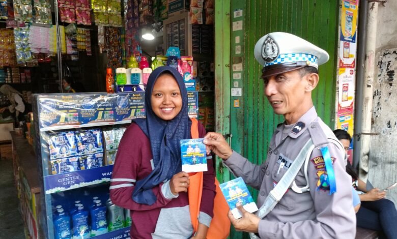 SATLANTAS KEDIRI KOTA PASANG BANNER DAN BAGIKAN BROSUR OPERASI PATUH SEMERU 2025 1000279497