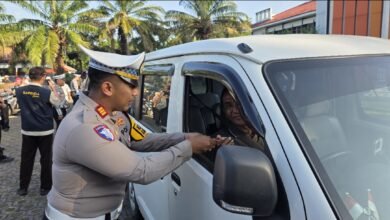 OPERASI PATUH SEMERU 2025 POLRES PROBOLINGGO BERI HADIAH BAGI PENGENDARA YANG TERTIB LALU LINTAS 1000281543