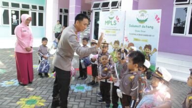 PROGRAM MPLS KAPOLRES KEDIRI KOTA DAN KETUA BHAYANGKARI KUNJUNGI TK KEMALA BHAYANGKARI 41 1000281546